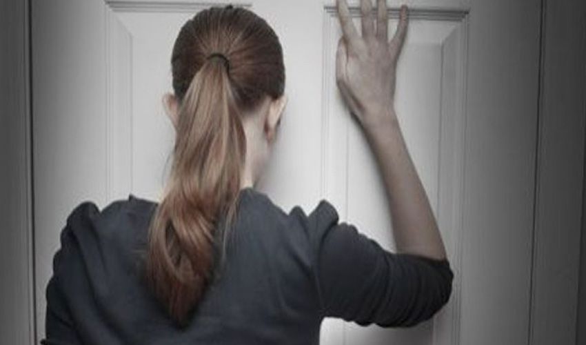 Venrayse bewoonster wacht buiten op hulp
